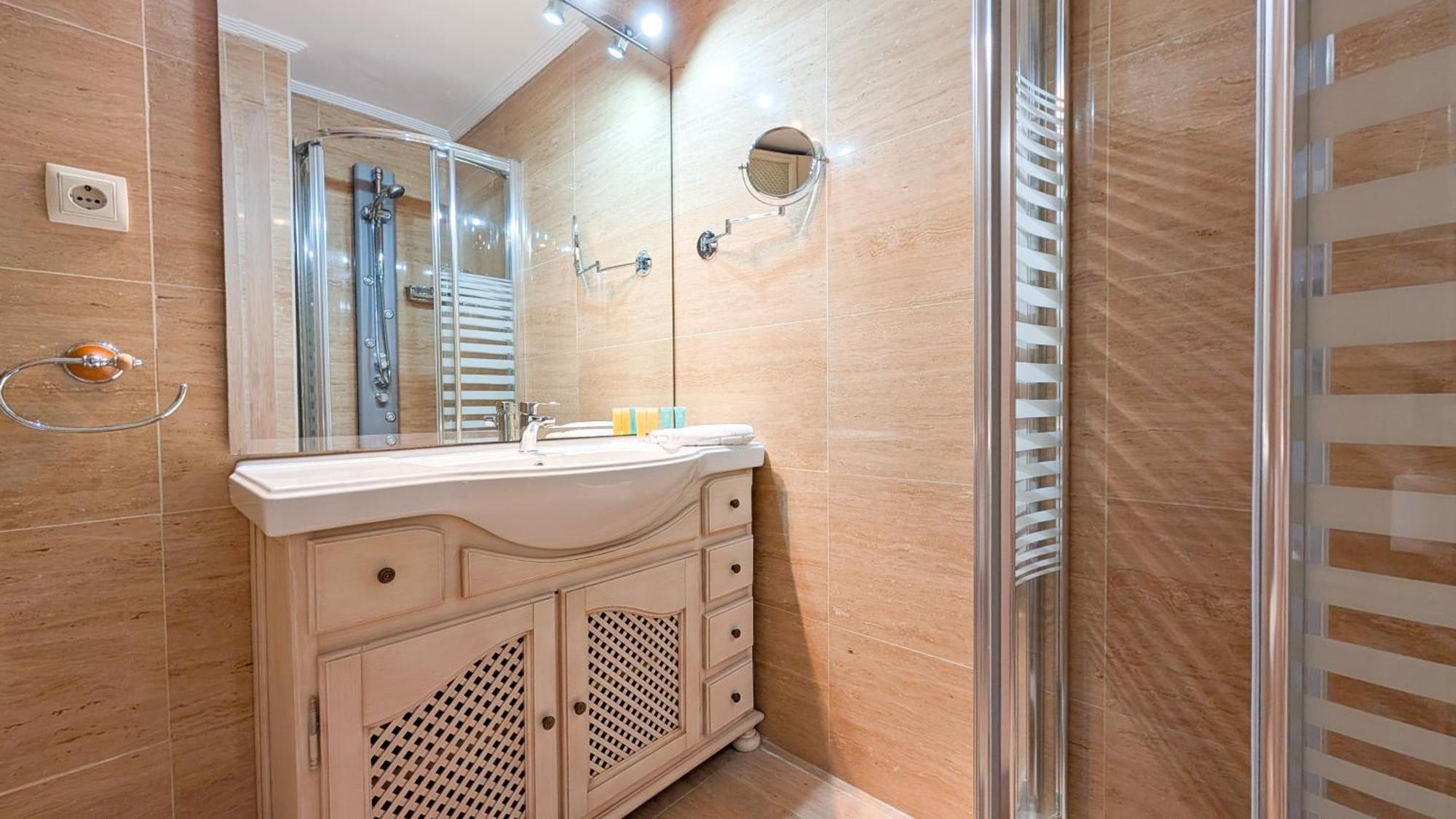 Arenas Beachfront Apartment *